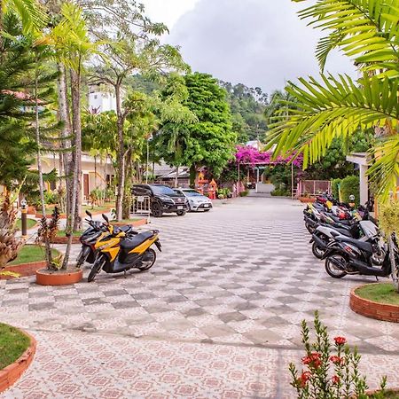 Coconut Resort Hotel Patong Exterior photo